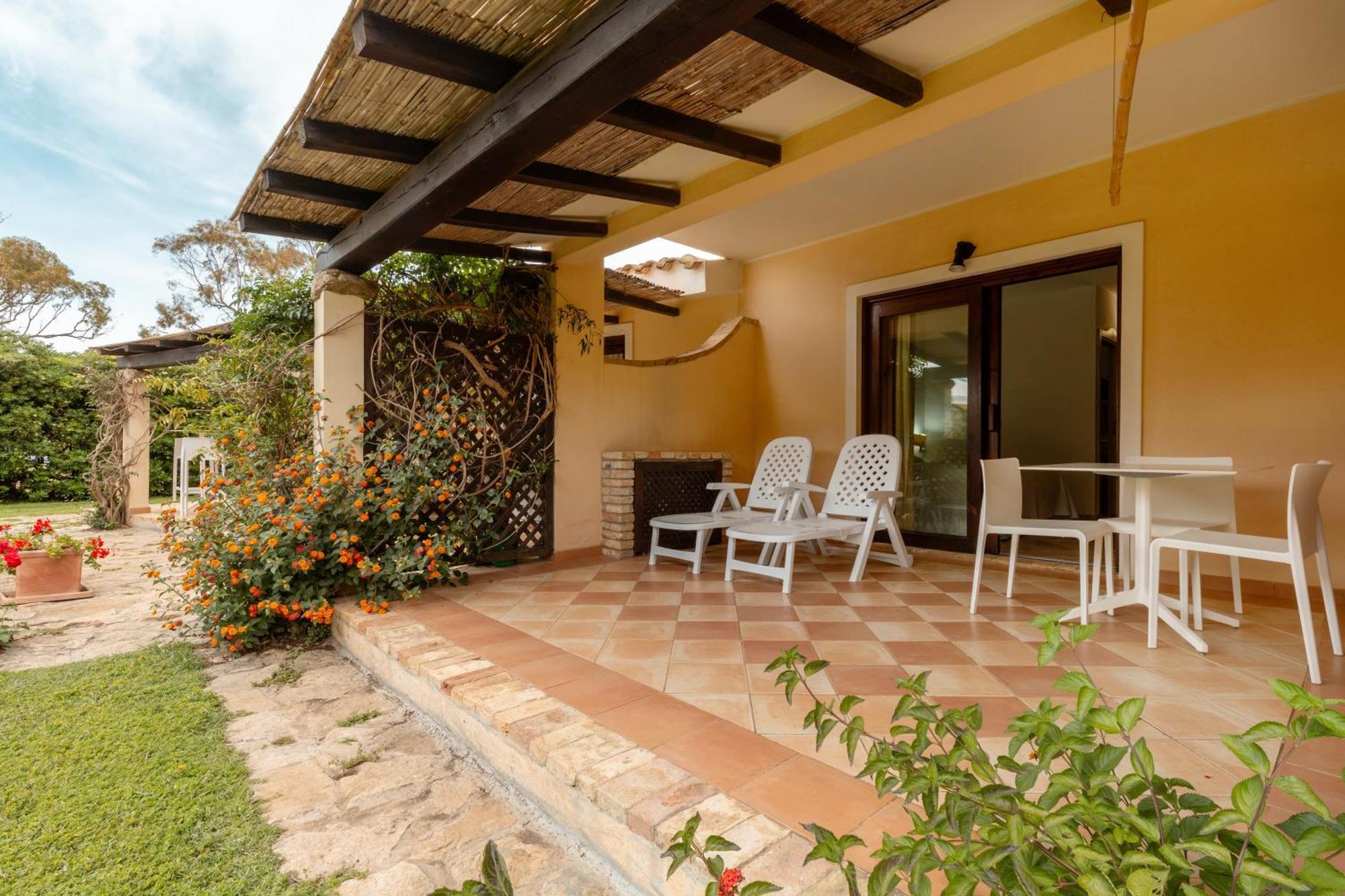 Porto Giunco Aparthotel 2*