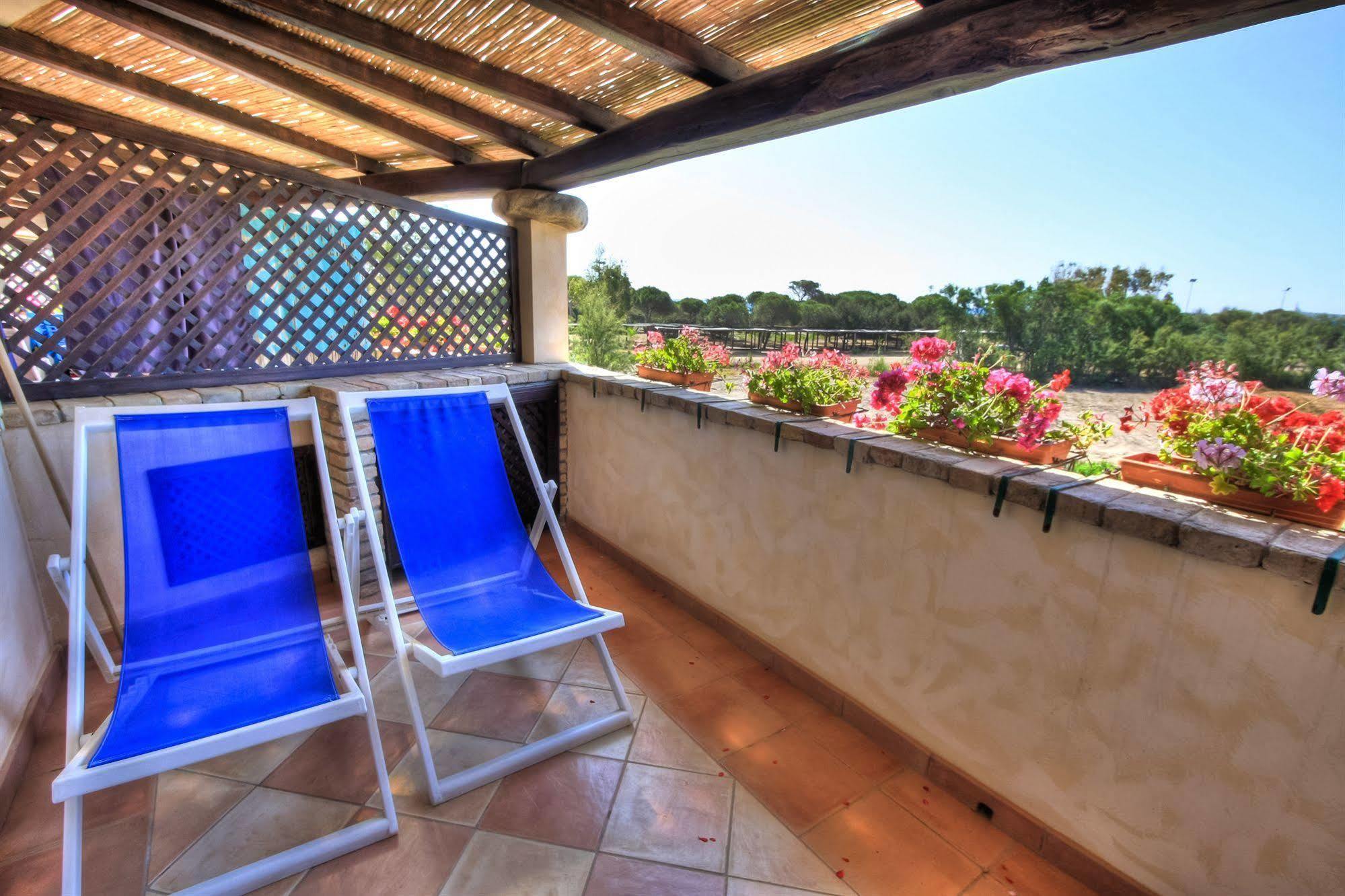 Porto Giunco Aparthotel 2*