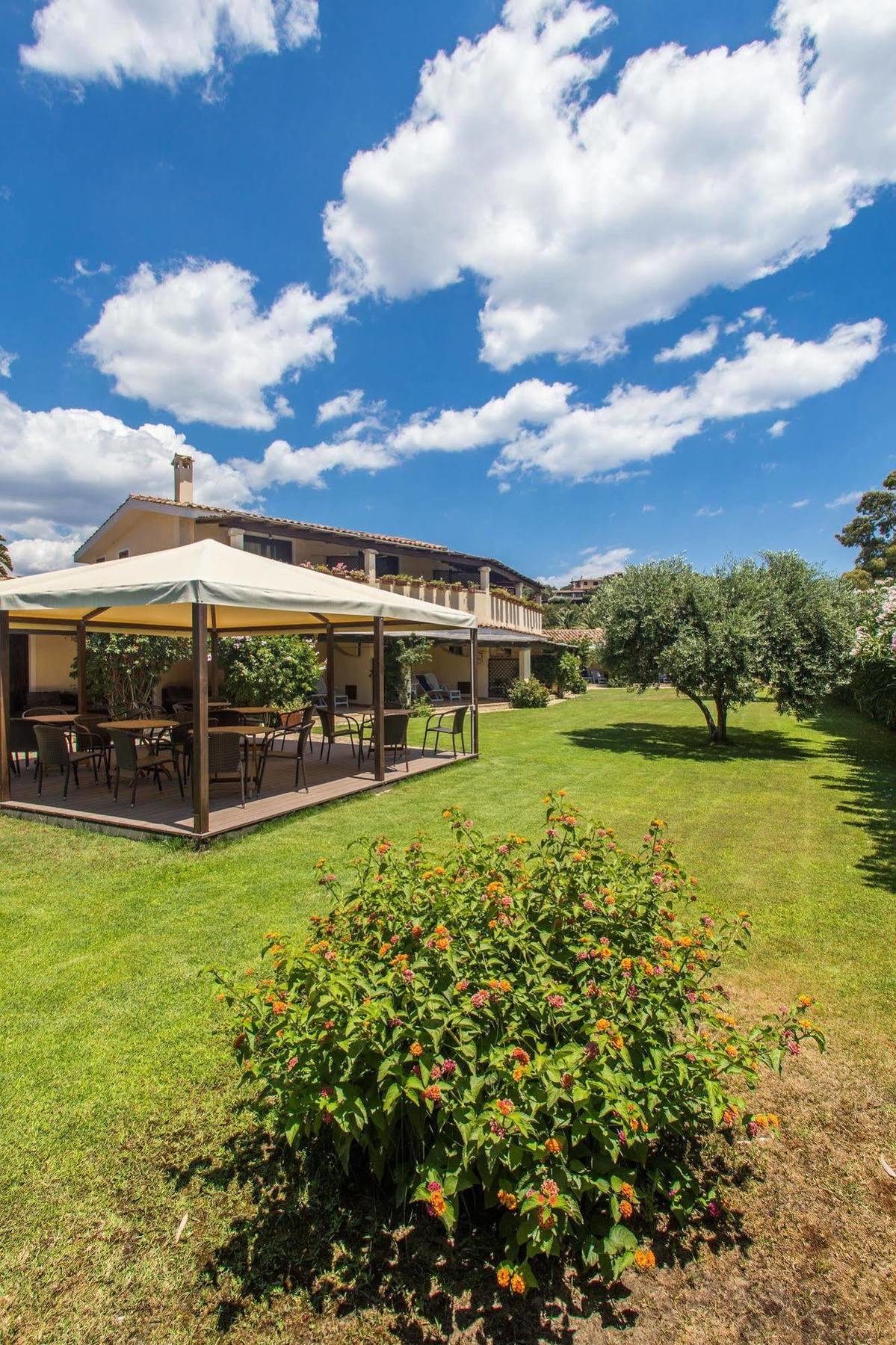 Porto Giunco Aparthotel 2*